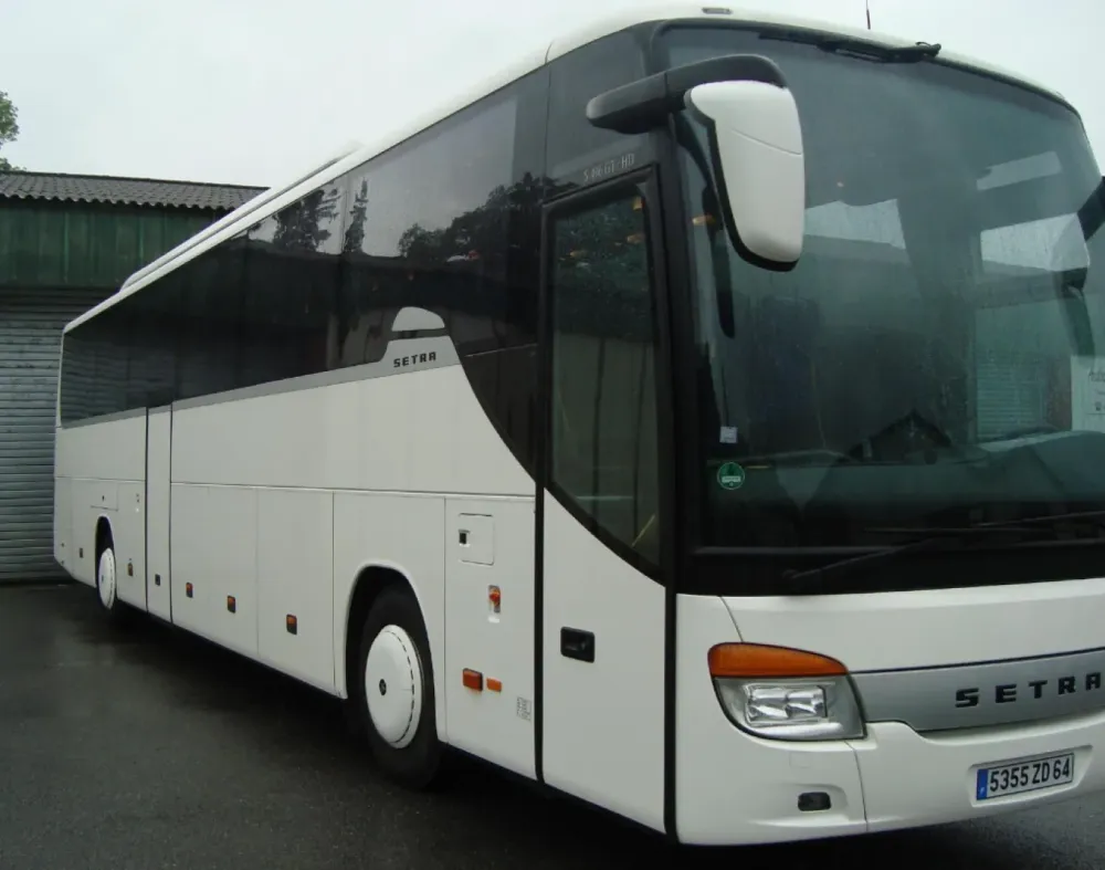 Bus blanc dehors